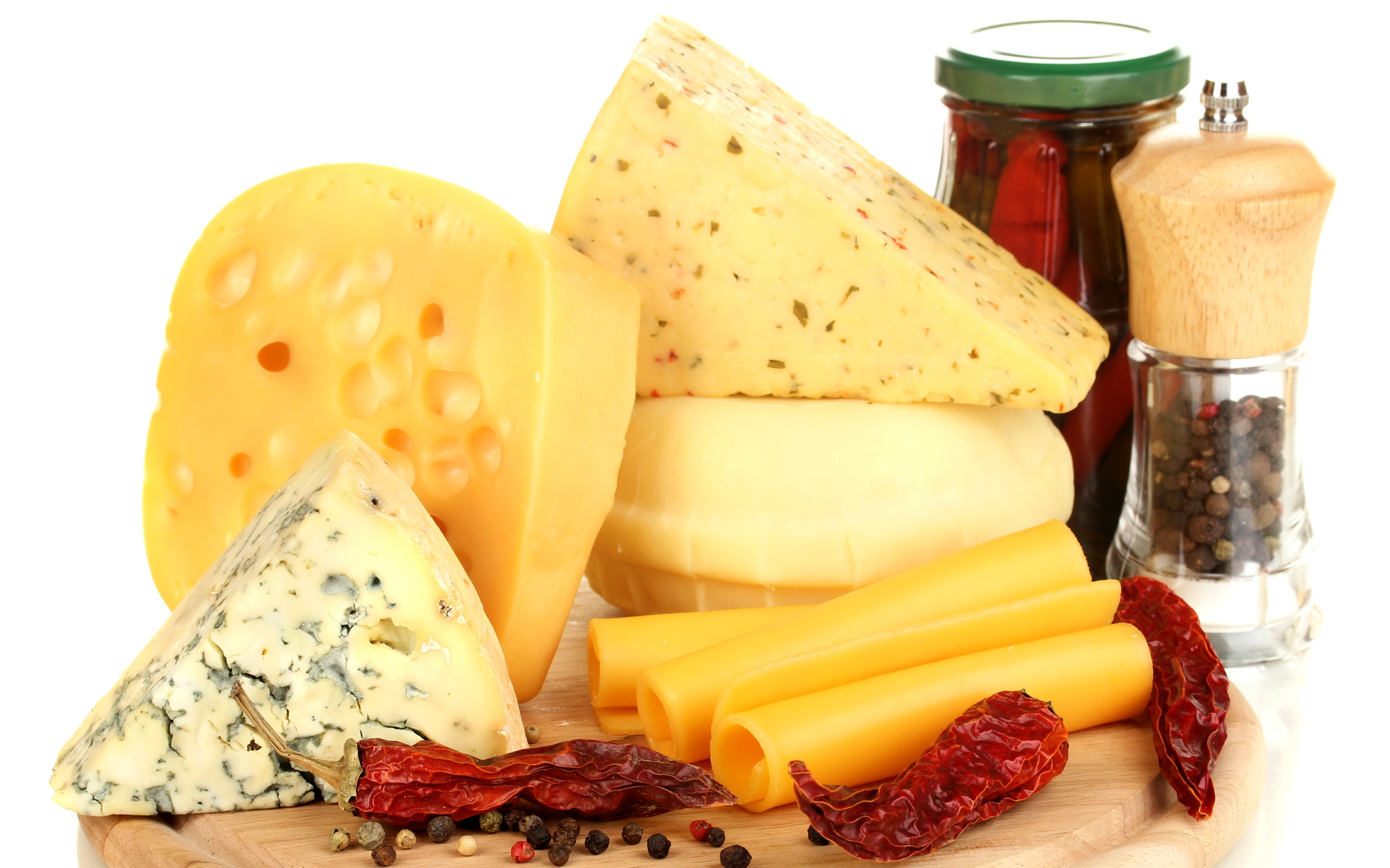 Можно есть просроченный сыр. Сыр. Сыры и колбасы. Сыр на белом фоне. Продукты сыр.